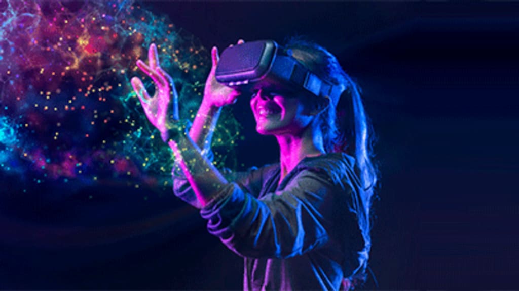 Eine Frau mit einer VR-Brille Header