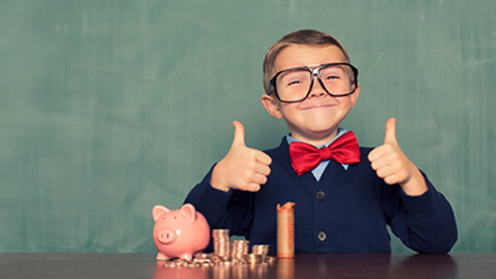 Glücklicher Junge mit Brille, roter Fliege und Sparschwein Header