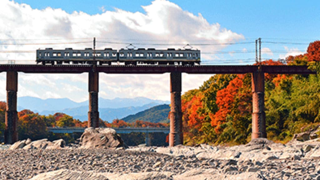 Ein alter Zug, der über eine Brücke fährt