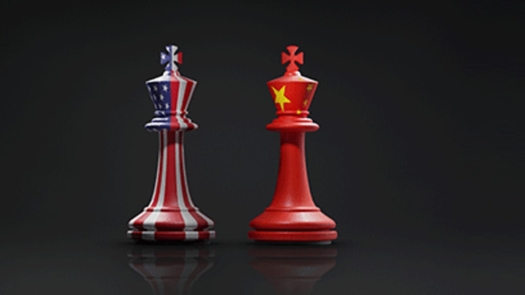 Zwei Schachfiguren, die die USA und China repräsentieren.