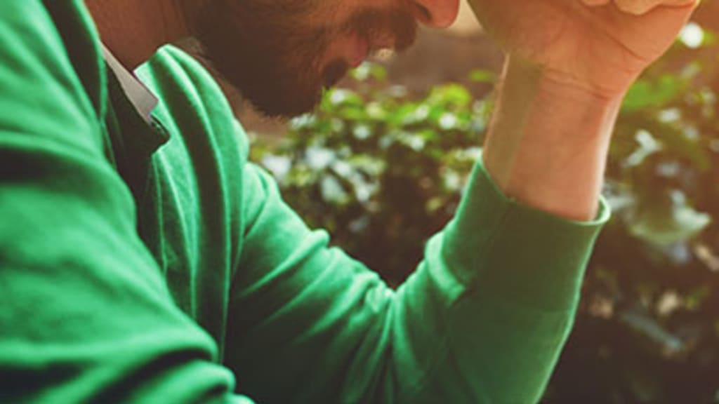 Mann an Tablet Symbolbild