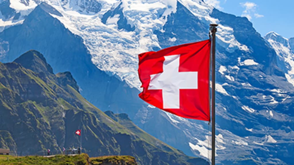 Schweizerflagge auf Berg Header