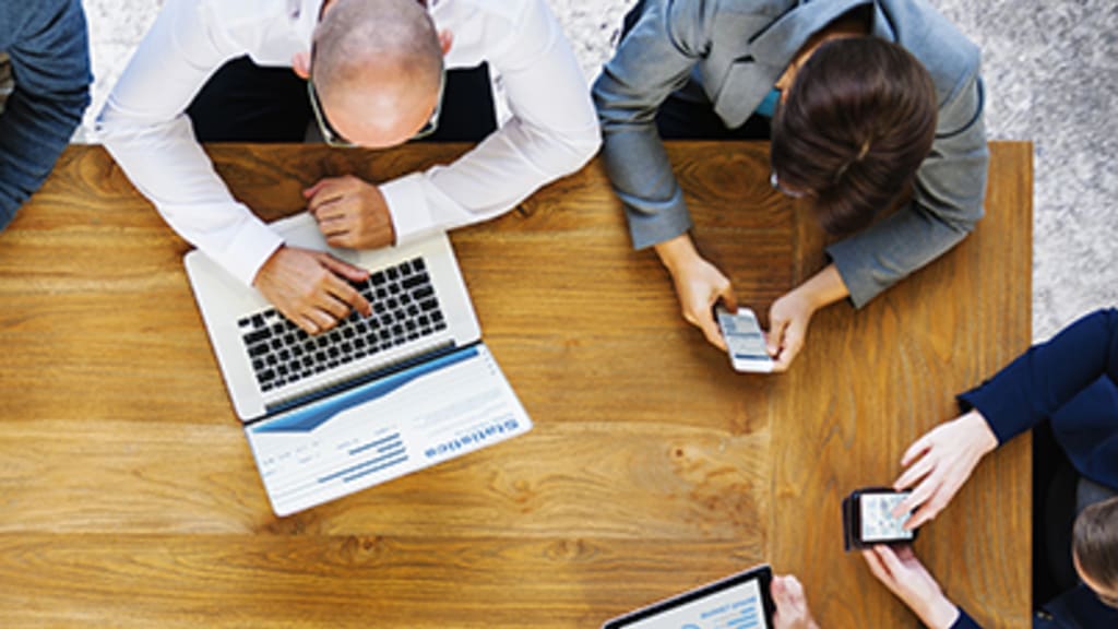 Arbeiter am Tisch Header