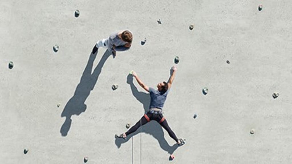 Immagine di un arrampicatore su massi