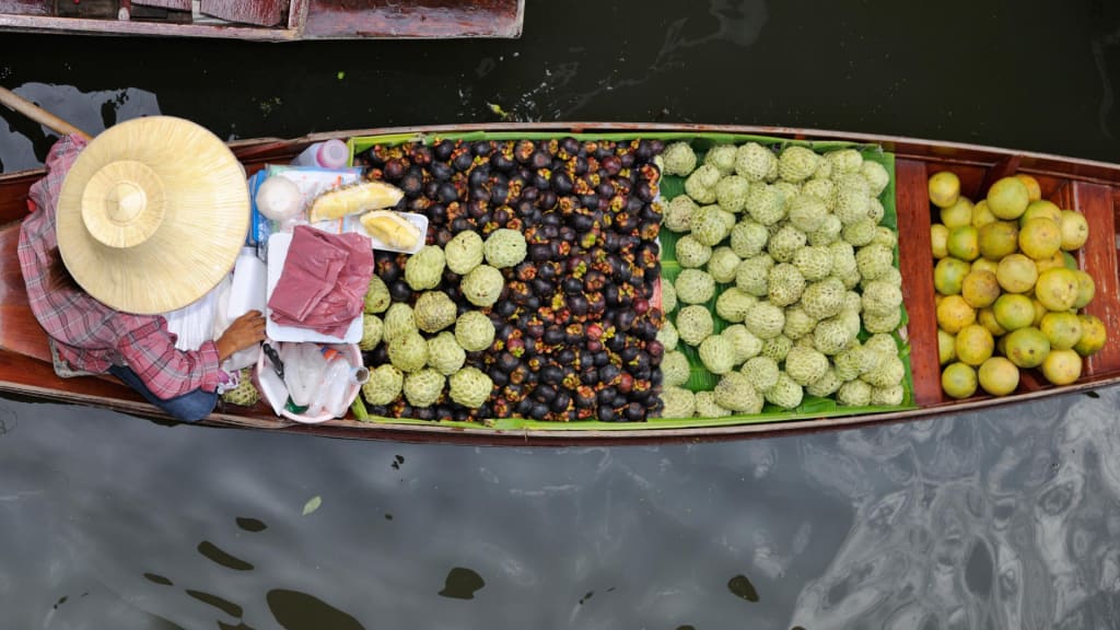 asiatische Frau im Boot