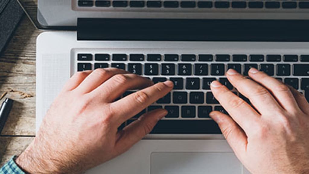 Mann mit Laptop tippt auf Tastatur Header