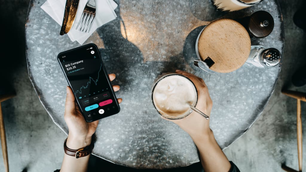 Investire dal telefono al ristorante