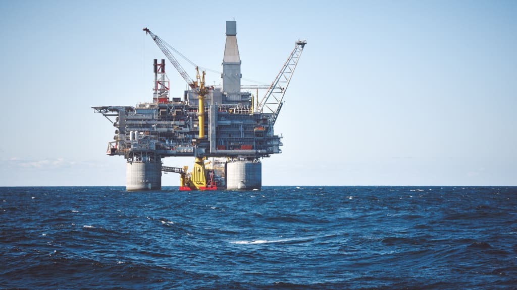 Offshore olierig og støttefartøj til havs