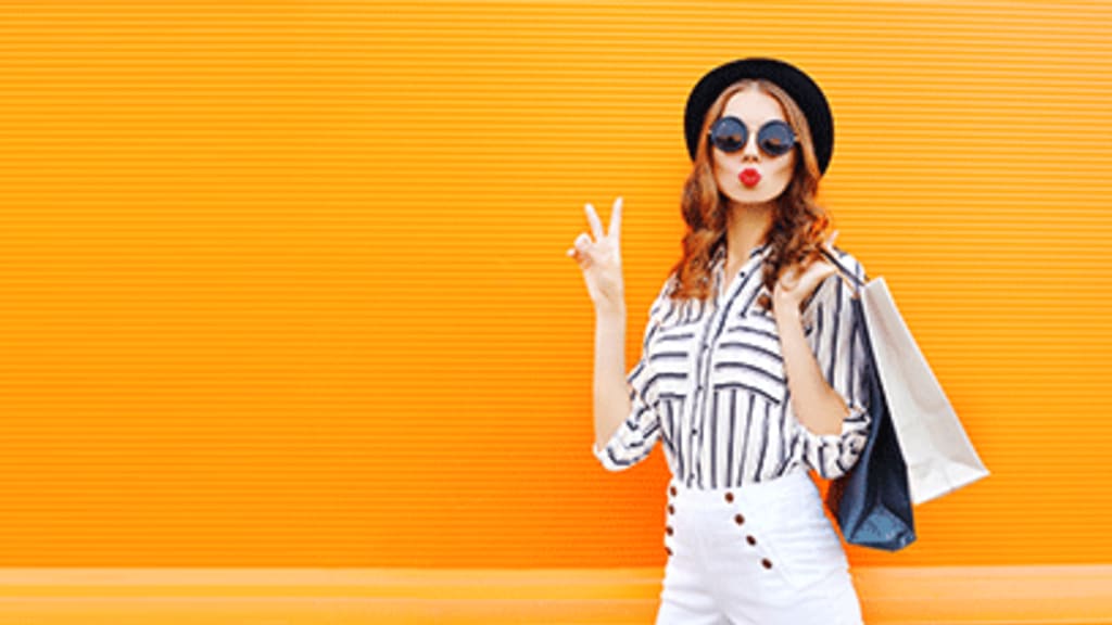 Frau mit Einkaufstauschen nach Luxury Shopping Header