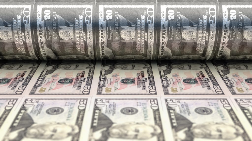 Bild einer Gelddruckmaschine mit Dollar Banknoten