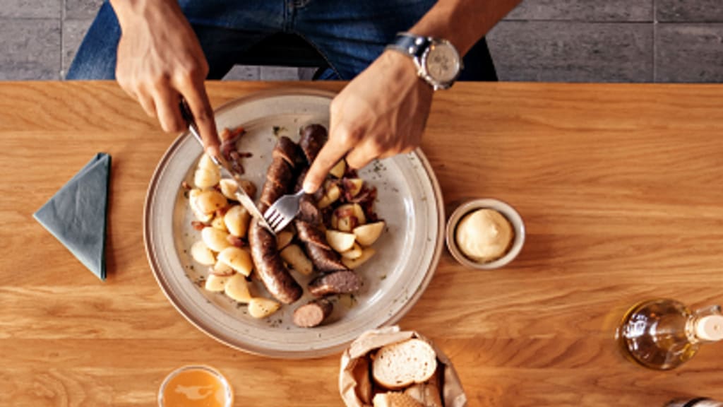 Leute beim Essen am Tisch