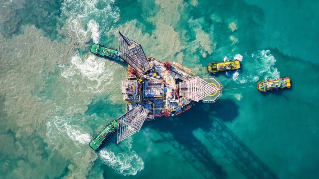 Olieplatform midt ude på havet