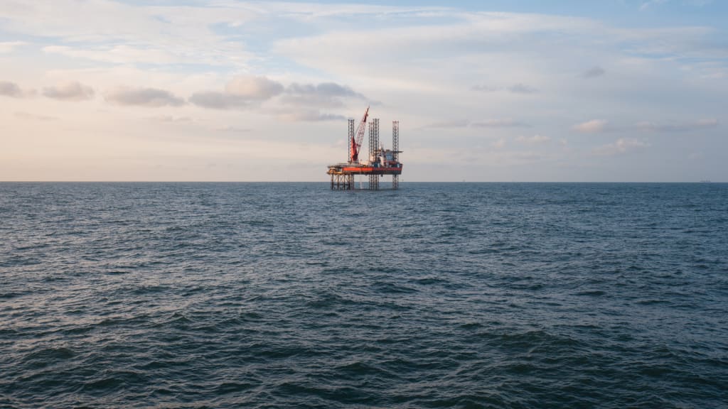 Piattaforma petrolifera in mezzo al mare