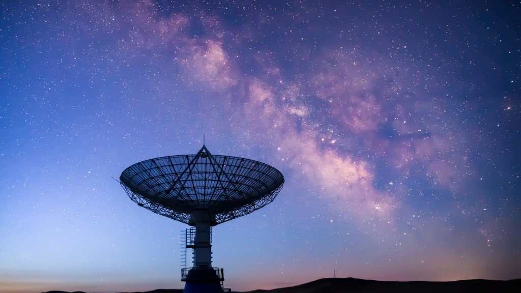 Antenna con cielo viola