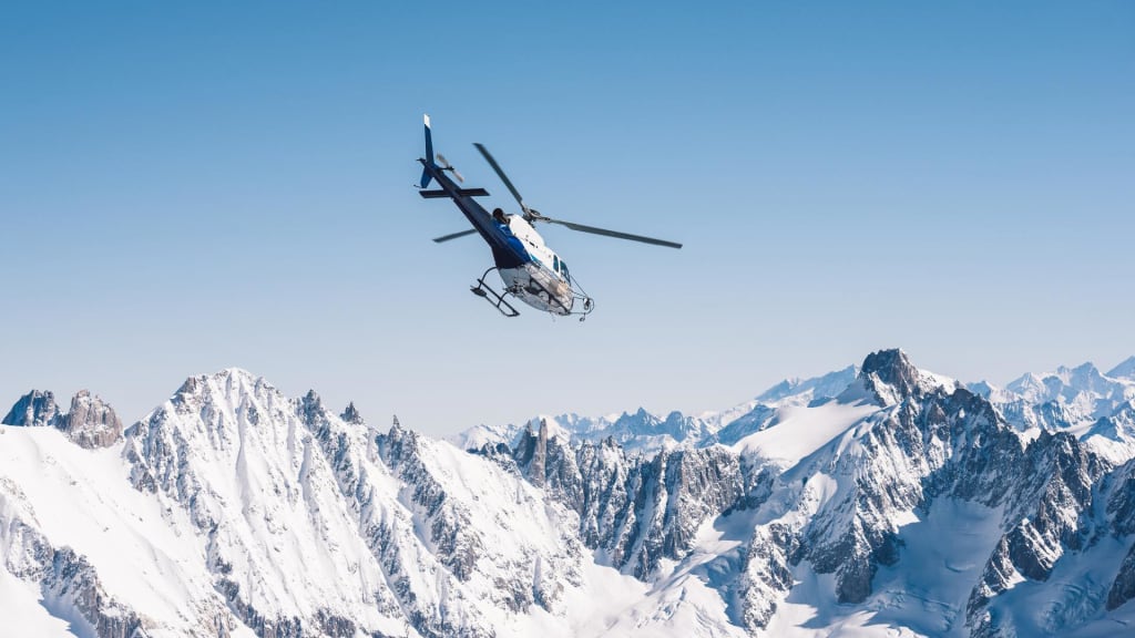 Immagine elicottero in montagna