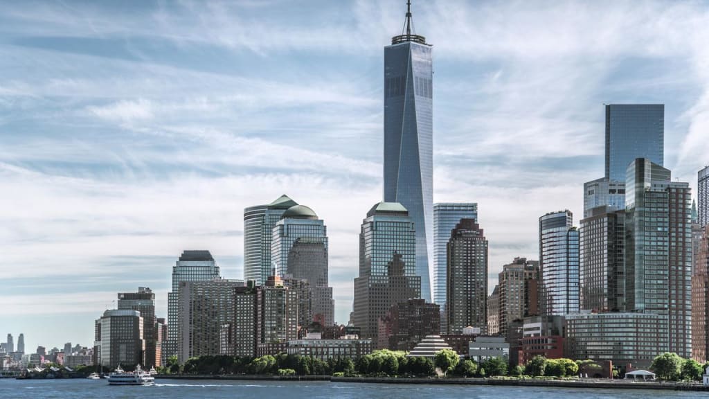 New Yorks skyline med floden ved siden af 