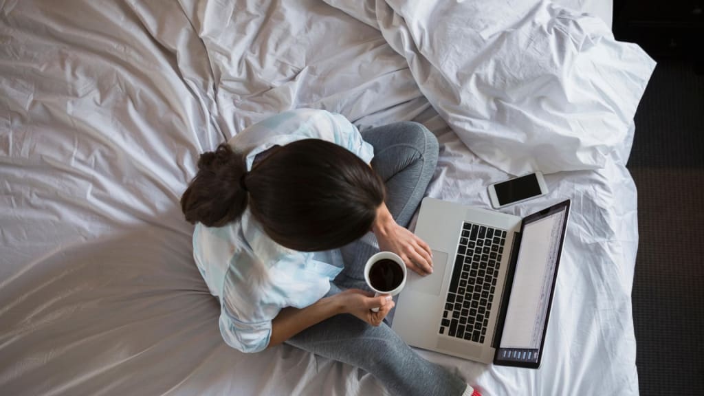 Ragazza guarda il computer 