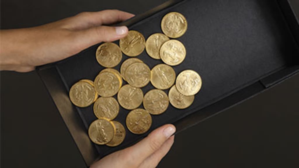 Headerbild mit verschiedenen Münzen auf einem Tablett - stellvertretend für Bitcoins, die gehalten werden