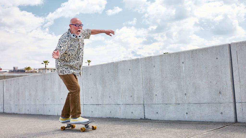 Senior der auf einem Skateboard fährt