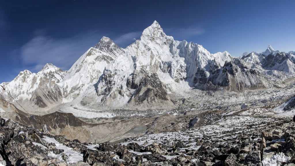 Mehrere Hügel und Berge in einer steinigen Landschaft