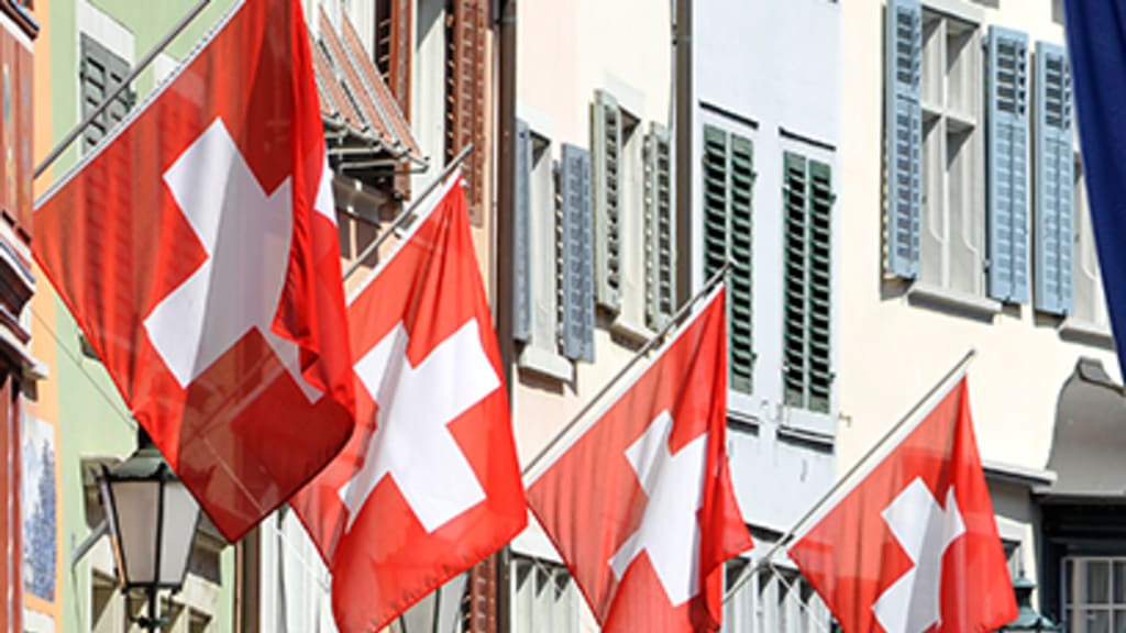 Zürich Häuser mit Schweiz Flagge_Header
