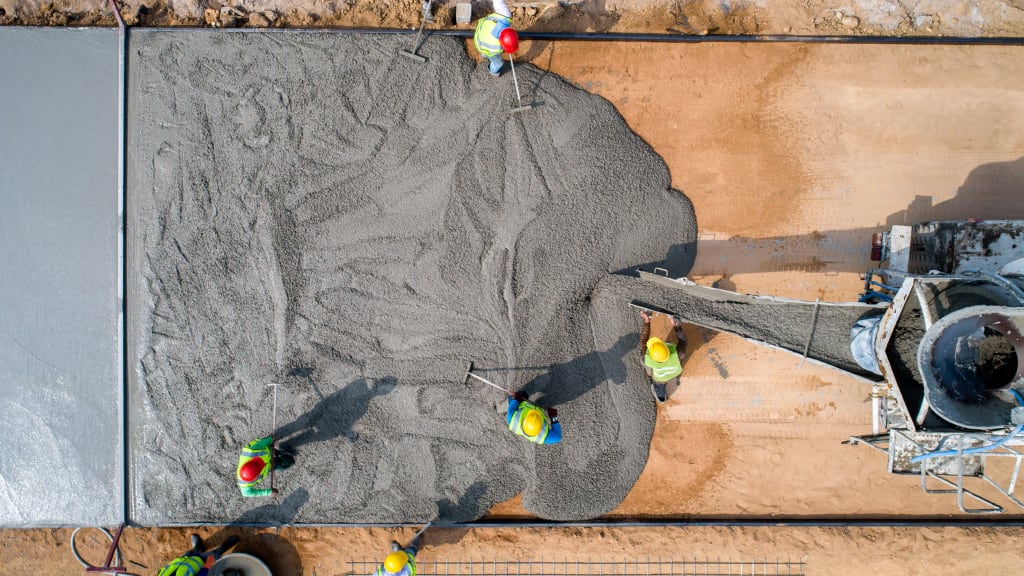 Bild einer Baustelle mit mehreren Arbeitern aus Vogelperspektive