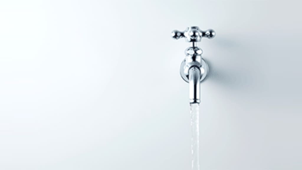 Ein Wasserhahn mit fliessendem Wasser.