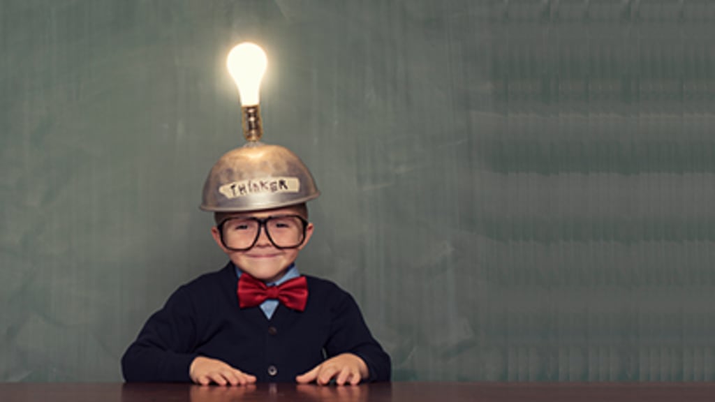 Kind mit Glühbirne auf dem Kopf - stellvertretend für eine einleuchtende Idee