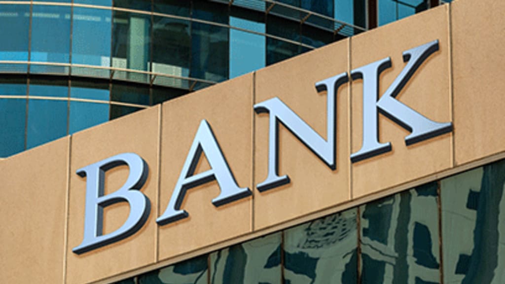 „Bank“-Logo an einer Gebäudefront Header