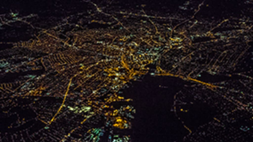 Stadt in der Nacht von oben