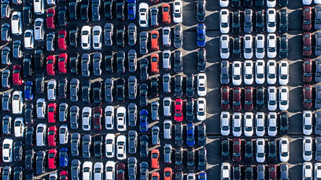 Grosse Anzahl aufgereiht geparkter Autos von oben Header