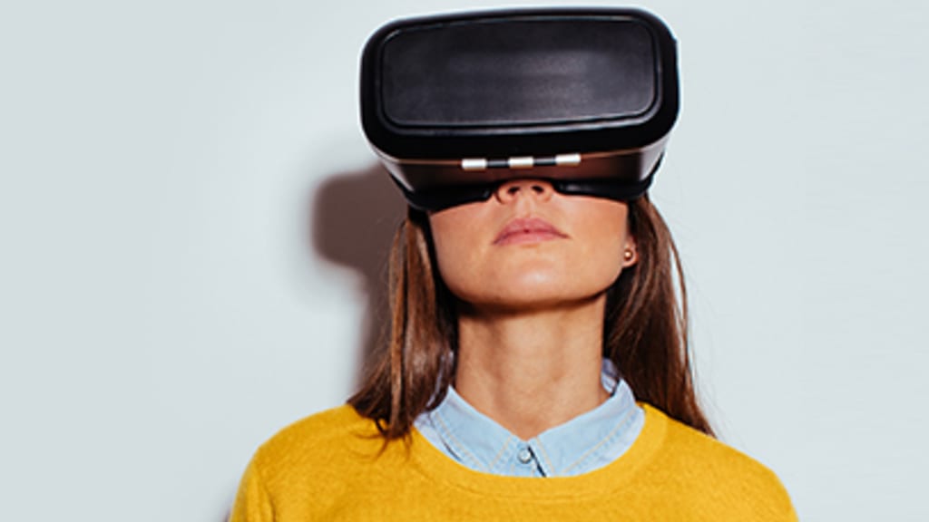 Immagine di una donna con occhiali VR