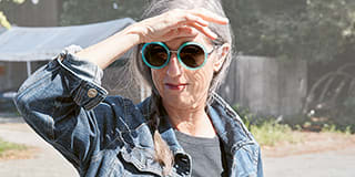 Ältere Dame mit Sonnenbrille