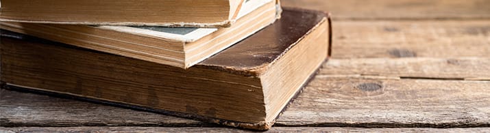 Bücher auf Tisch Header