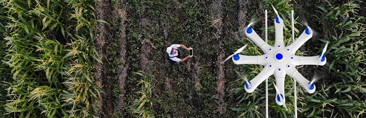 Bauer im Feld steuert eine Drone Header