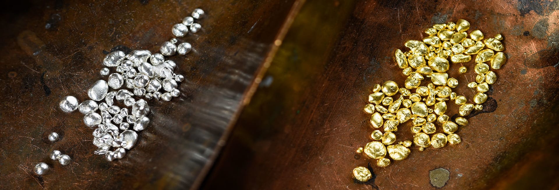 Gold und Silber auf Tablett - schmal