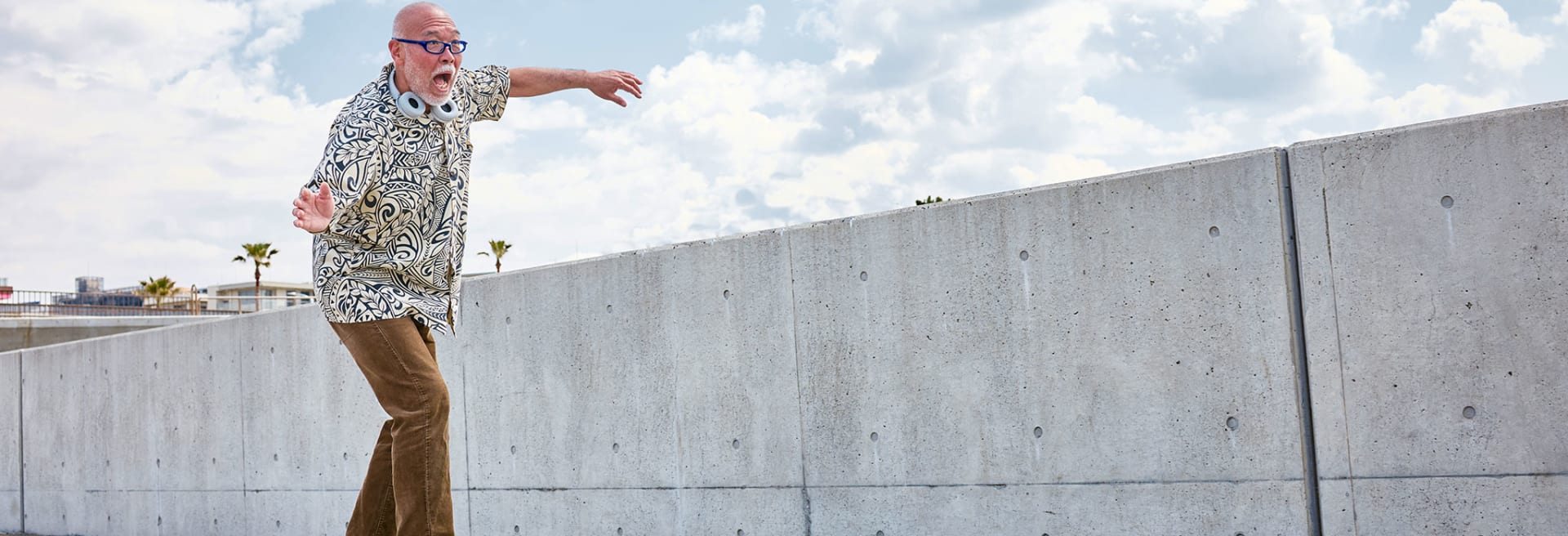 Alter Mann auf Skateboard - Teaserbild