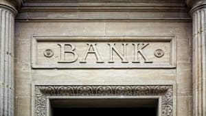 Gammelt bankskilt indgraveret i sten 