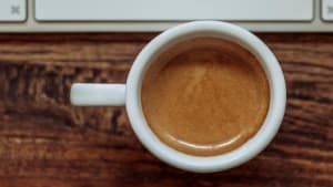 Bild einer Kaffeetasse und einer Tastatur