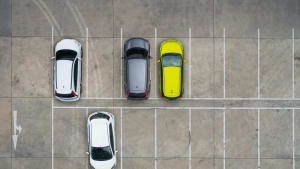 Parkeringsplads med få parkerede biler