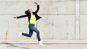 Bild einer springenden Frau