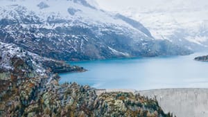 Schweiz Staudamm mit See und Bergen