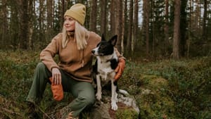 Haustiere - Das Bild zeigt eine Frau mit Ihrem Hund in den Armen - Headerbild