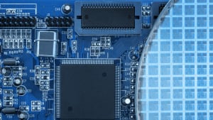 Kuva tietokoneen osista ja GPU:sta koneen sisällä