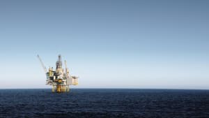 Billede af en boreplatform i havet