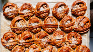 Bild på kanelbullar på en bakplåt