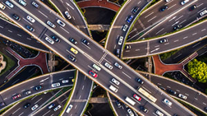 Bild einer Kreuzung aus der Vogelperspektive