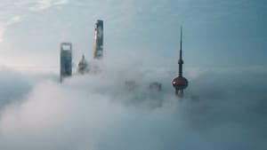 Wolkenkratzer, die durch die Wolken stechen