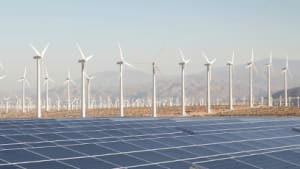 Ett fält fullt av vindkraftverk och solpaneler.