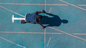 Professioneller Läufer am Start eines Sprints